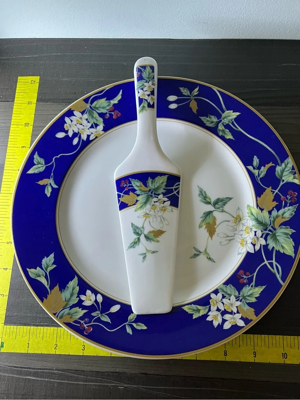 Andrea By Sadek cake plate